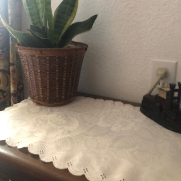 Vintage Floral White Lace Placemat Pair with Roses - Picture 7 of 15